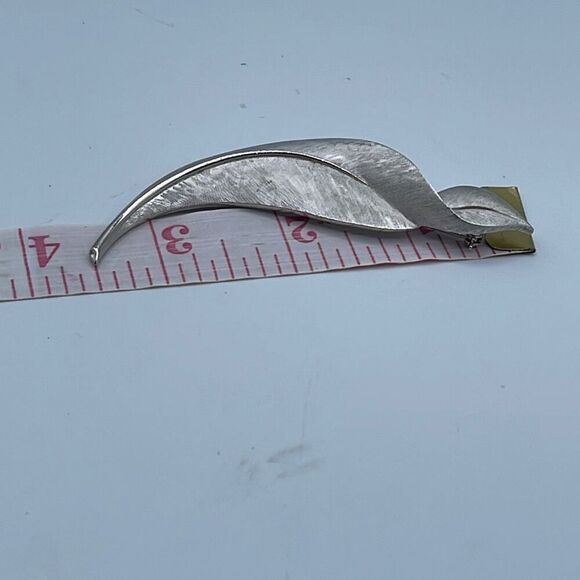 Vintage crown Trifari curved feather leaf brooch - Picture 7 of 9